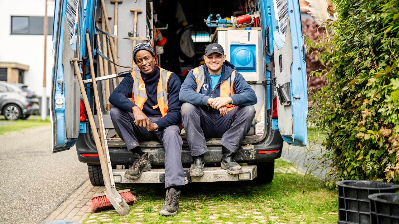 twee-collegas-van-waternet-aan-het-werk.jpg